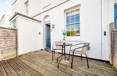 Central Canterbury Gem New Refreshed Decor Sunny Deck Outdoor Furniture FREE Parking 2BR 2BA TOP Location - Foto 74