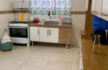 Casa ampla com ar condicionado e quintal para pets - Foto 2