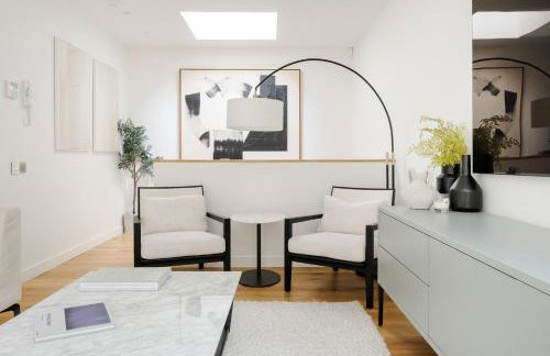 Luxury Central Mayfair Townhouse with A/C 3BR 3BA - Photo 9