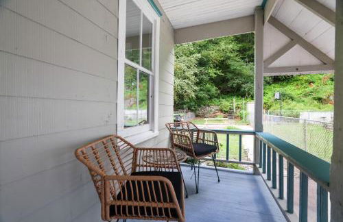 Spacious Broadway Home Downtown Western Modern Charm with parking - Photo 14