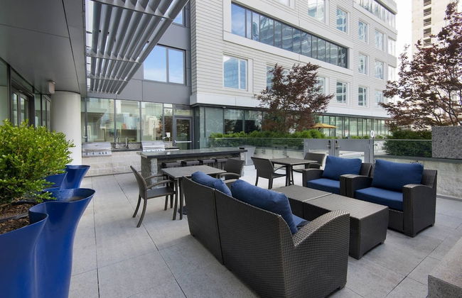 Luxurious Studio in the Seaport District - Photo 12