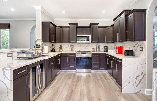 Luxury Tropical Living , 4BR w Backyard Pool Oasis - Foto 13