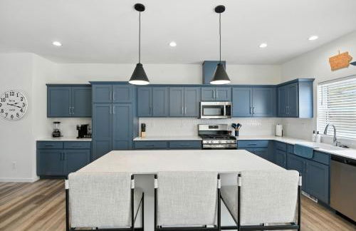 Modern Townhome Retreat in Prime Location townhouse - Photo 13