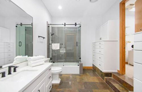 Bay Breeze Estate - Heated Pools, Private Pier & Walk to the Kemah Boardwalk - Foto 25