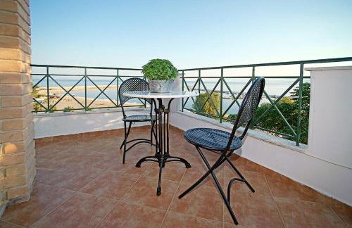 A View from the Attic Window. Kyparissia, Messinia - Foto 21