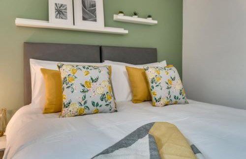 Chic and Bright Apartment Near the Water - Photo 24