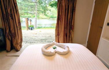 Hot Tub, Lake View, Peaceful Woodland Retreat - Photo 16