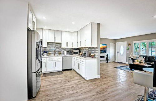 NEW Waterfront Tropic Oasis - Heated Pool, Canal, Dock, Air Hockey - Foto 13