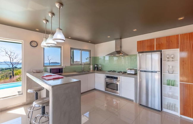 Modern Hillside Home with Sleek Interiors and Panoramic Poolside Views - Foto 8