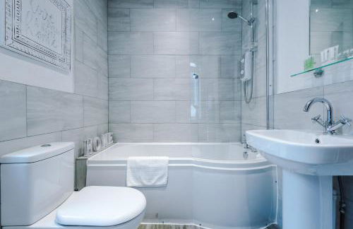 Spacious Modern Chester Home - Great Location - Photo 10