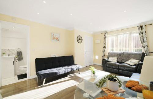 3 BR 5 Beds 3 Bath Private Garden Parking x2 Ideal for Family & Work Stays - Foto 1