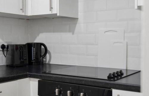 Free Parking - Sleeps 6 - Central - New Interior - Photo 14