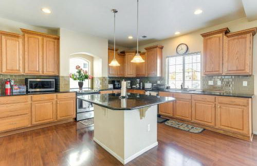 6 Mi to DIA Spacious Home with Backyard in Denver! - Foto 8