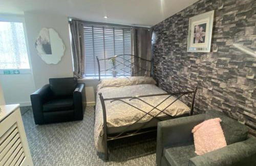 3 Bed Apartment - Sleeps 6 - Free Parking Wifi - Photo 6
