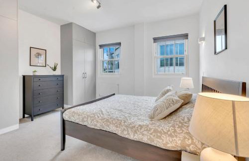 Modern Cosy 2 bed apartment, Smart TV & NETFLIX with private balcony and city view - Foto 8