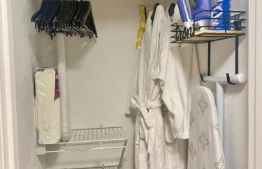 The Hive - Unique Themed Getaway - Foto 11