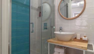 Stop and Fly - Photo 4, Shower