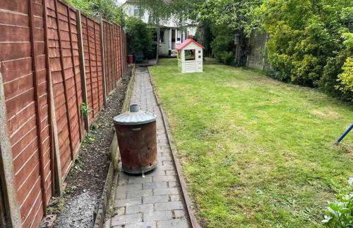 Beautiful 2 Bedroom house with big Garden & Parking fast wifi, and king size bed - Foto 31