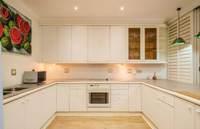 Contemporary Apartment Close to the Radisson Majolica - Photo 32