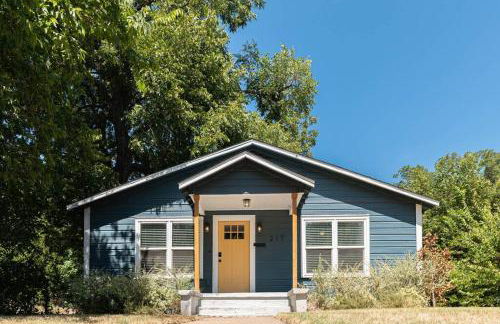 Escape to a Restored 1920s East Waco Bungalow - Photo 36