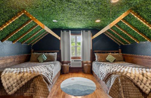 Wood Haven Cabin with a hot tub fire pit & indoor pool - Photo 24