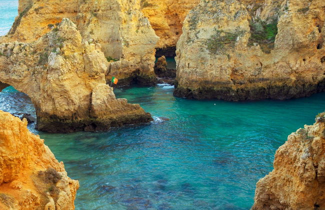 Paseo en barco por las cuevas de Benagil al atardecer - Foto 1
