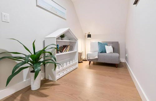 Renovated & Sophisticated Home Near Beach & Shops! - Photo 22