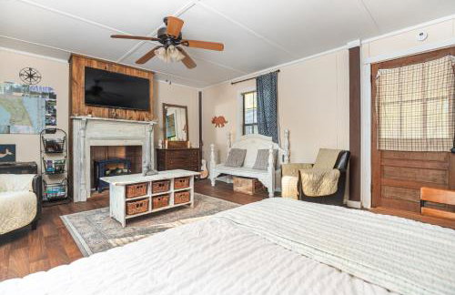 Cabin close to FL Caverns! Hot Tub, WI-FI, & Firepit - Foto 10