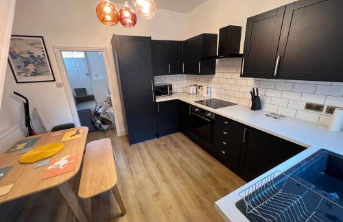 Altrincham House - 2BR - Sleeps 6 - WiFi - Parking - Foto 3