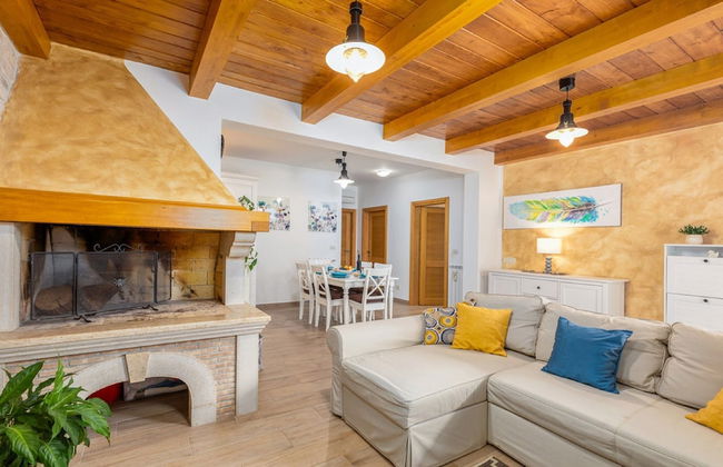 Stylish Villa With Swimming Pool and Garden - Photo 12