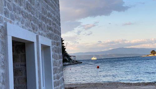 EST Villa DIOCLETIAN on Solta - luxurious villa, beachfront, private pool, outdoor BBQ, large terrace and garden, free parking - Wonderful privacy - Foto 5