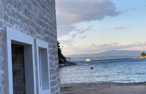 EST Villa DIOCLETIAN on Solta - luxurious villa, beachfront, private pool, outdoor BBQ, large terrace and garden, free parking - Wonderful privacy - Foto 5