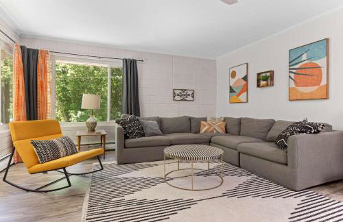 Relaxing River Retreat Near Moms Beach with Patio - Foto 1