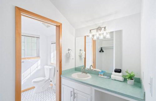 Cannon beach vibes, steps to the beach,WIFI,3 full bedroom en suites with 3 fireplaces,Near Downtown - Photo 25