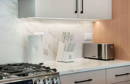 Modern Condo by Med District with Parking & Laundry - Foto 8