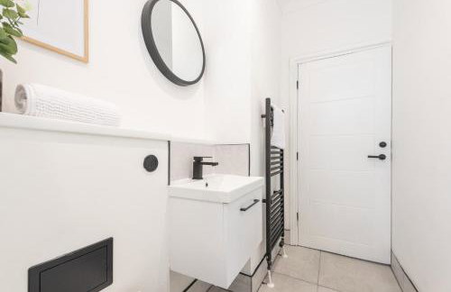 Stylish 2 Bedroom Flat Near Leeds Centre with Free Parking, Ideal for Contractors & Long Stays - NordStay - Foto 6