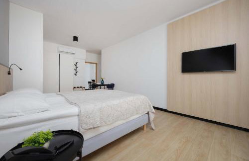 Bright Apartments with Air Conditioning, close to the Metro Station and PGE National by Noclegi Renters - Foto 9