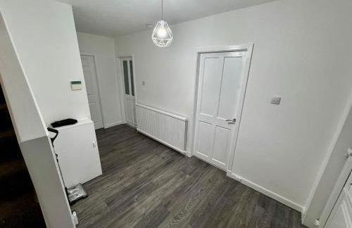 FERRY HOUSE - INVOICE and REDUCED PRICE only via SUNRISE SHORT LETS DUNDEE, 4 Bed House, Great for Contractors, Fully Equipped, Private Parking, Easy Ring Road Access - ASK SUNRISE SHORT LETS - and ONLY 5 Mins to STANNERGATE Ports - Foto 13