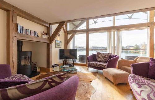 Lakeside Cotswolds Retreat with Private Hot Tub set on Lower Mill Estate - Photo 24