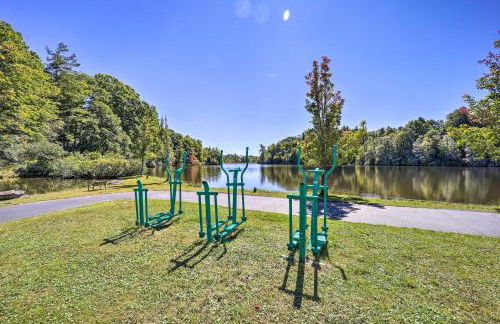 On-Site Lake and Pool Access Cabin in Newland! - Foto 26