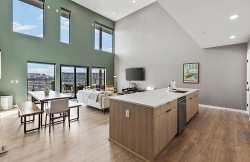 Penthouse Luxury with Pool Patio and City View plus Walk to Broadway - Foto 13