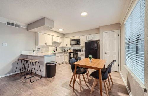 Your Chill 2B Getaway - 10min to DTWN - W/D, Pool, Prkg - Foto 32