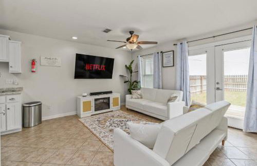 8 Mins to SPI Beach Spacious 3BR with Backyard - Foto 23