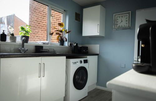Modern 2-Bed Near Station - Ideal for Relocations & Contractors - Foto 16