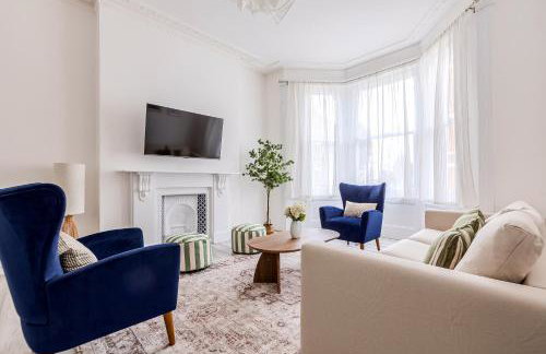 Immense Bright 5BR House near Kensington Olympia - Photo 8