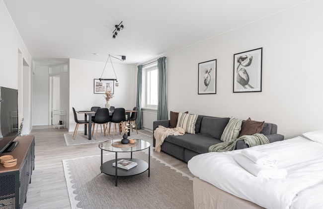 Spacious Downtown Apt with Balcony that Hosts 10 - Foto 1