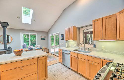 Cozy Whitehall Hideaway with Hot Tub and Chiminea! - Foto 14