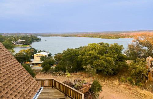 Lovely 2-Story Home with Upper & Lower Decks, Gorgeous Lake & Hill Country Views - Foto 26