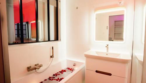 room five - parking, balnéothérapie, place nationale, un havre de paix - Foto 5