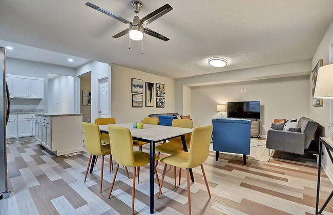 Spacious 6BR/3BA House w/ Parking! Sleeps 20! - Foto 53